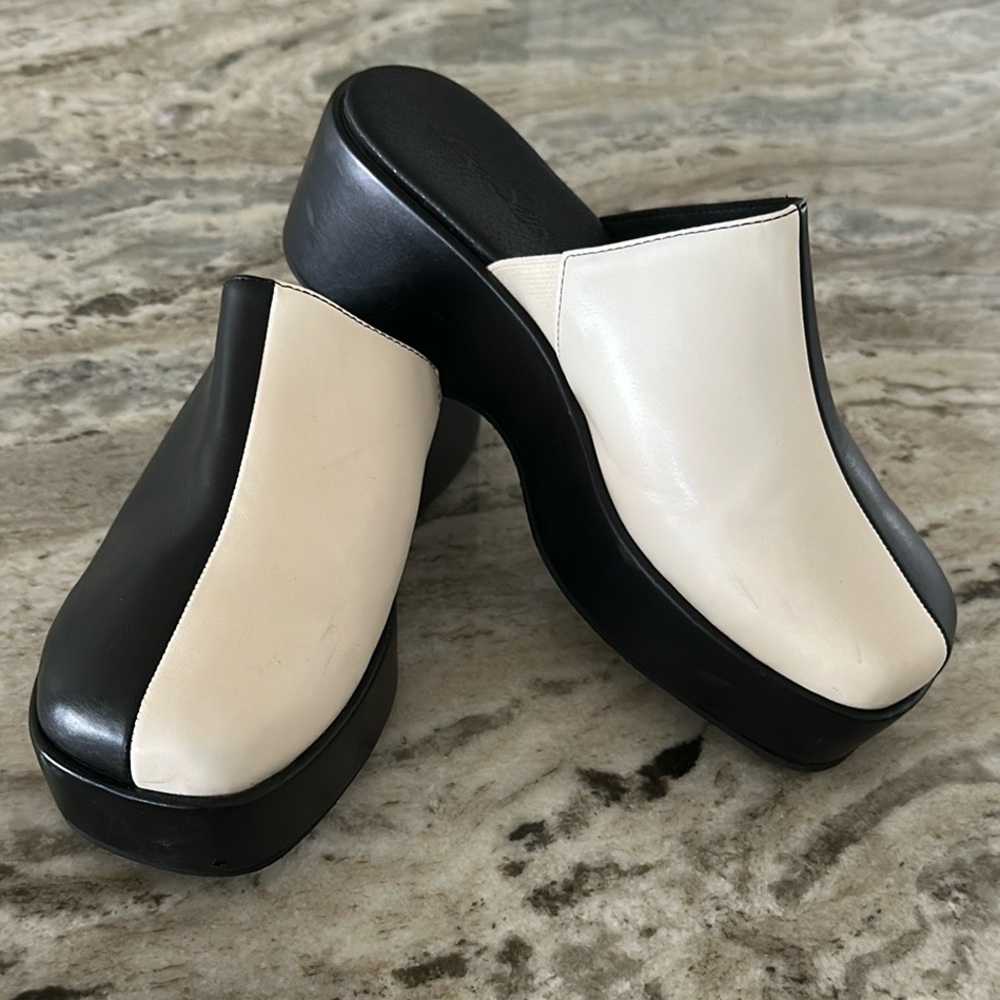 Lisa Says Gah Dakota Platform Clogs Two-Tone Black and White